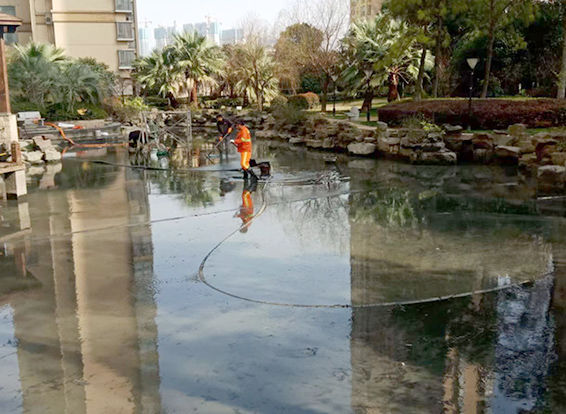 临城镇景观池淤泥清理