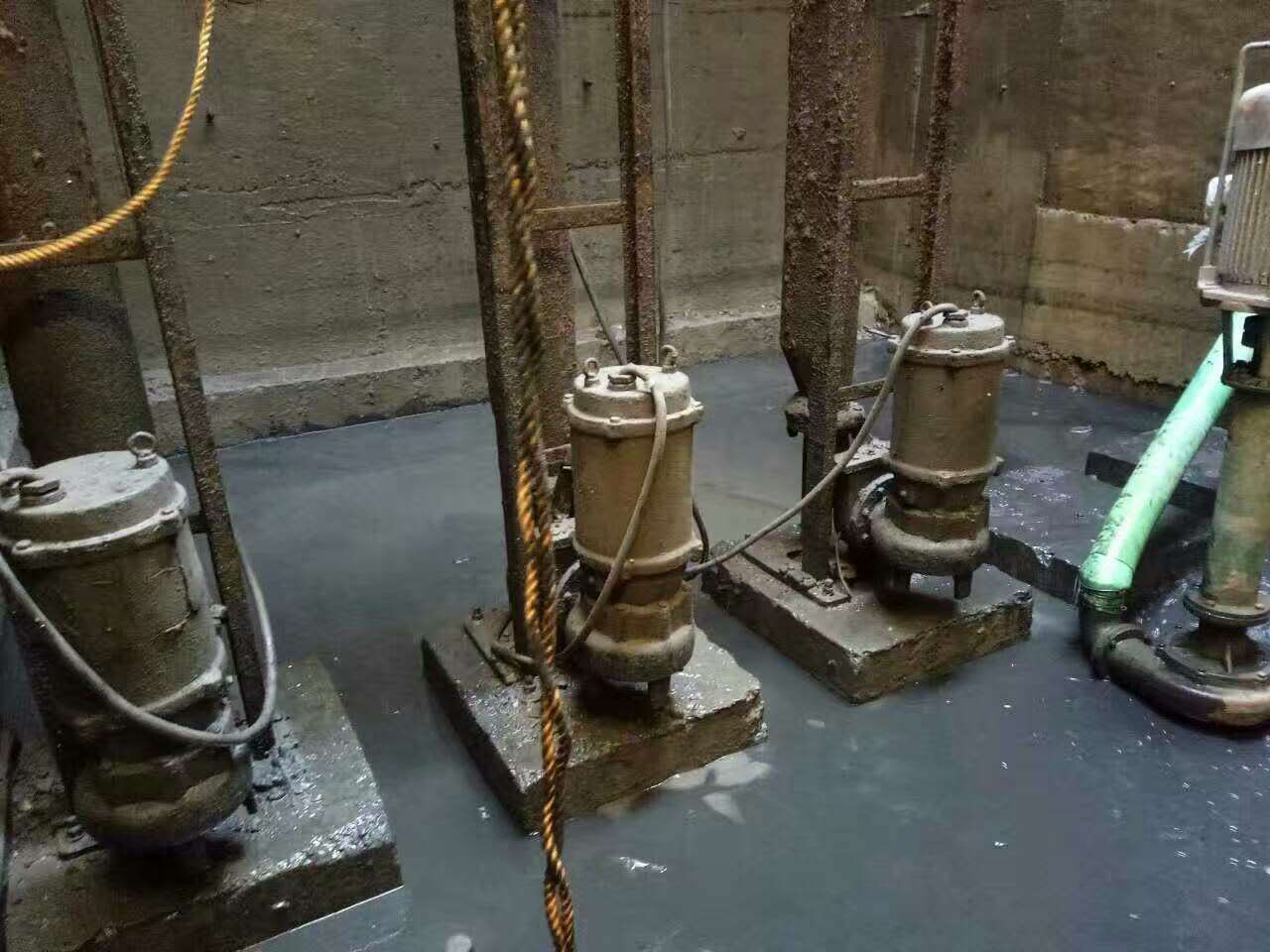 临城镇污水池清理