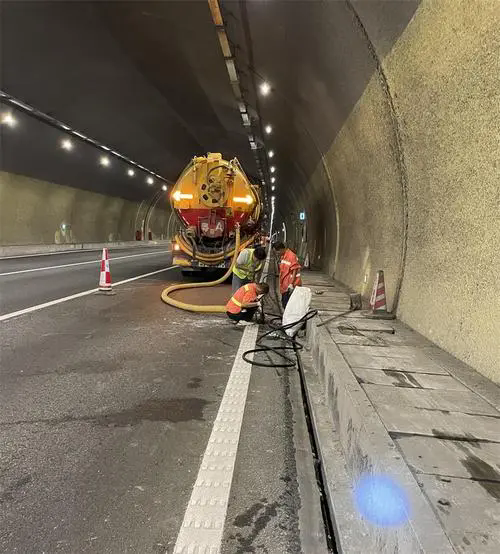 临城镇隧道排水渠清淤